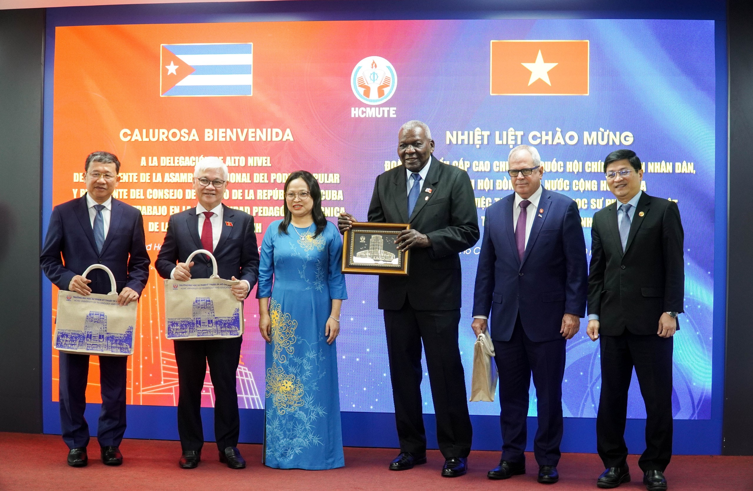 Chủ tịch Quốc hội Cuba ấn tượng với máy bay không người lái do sinh viên Việt Nam nghiên cứu- Ảnh 10.