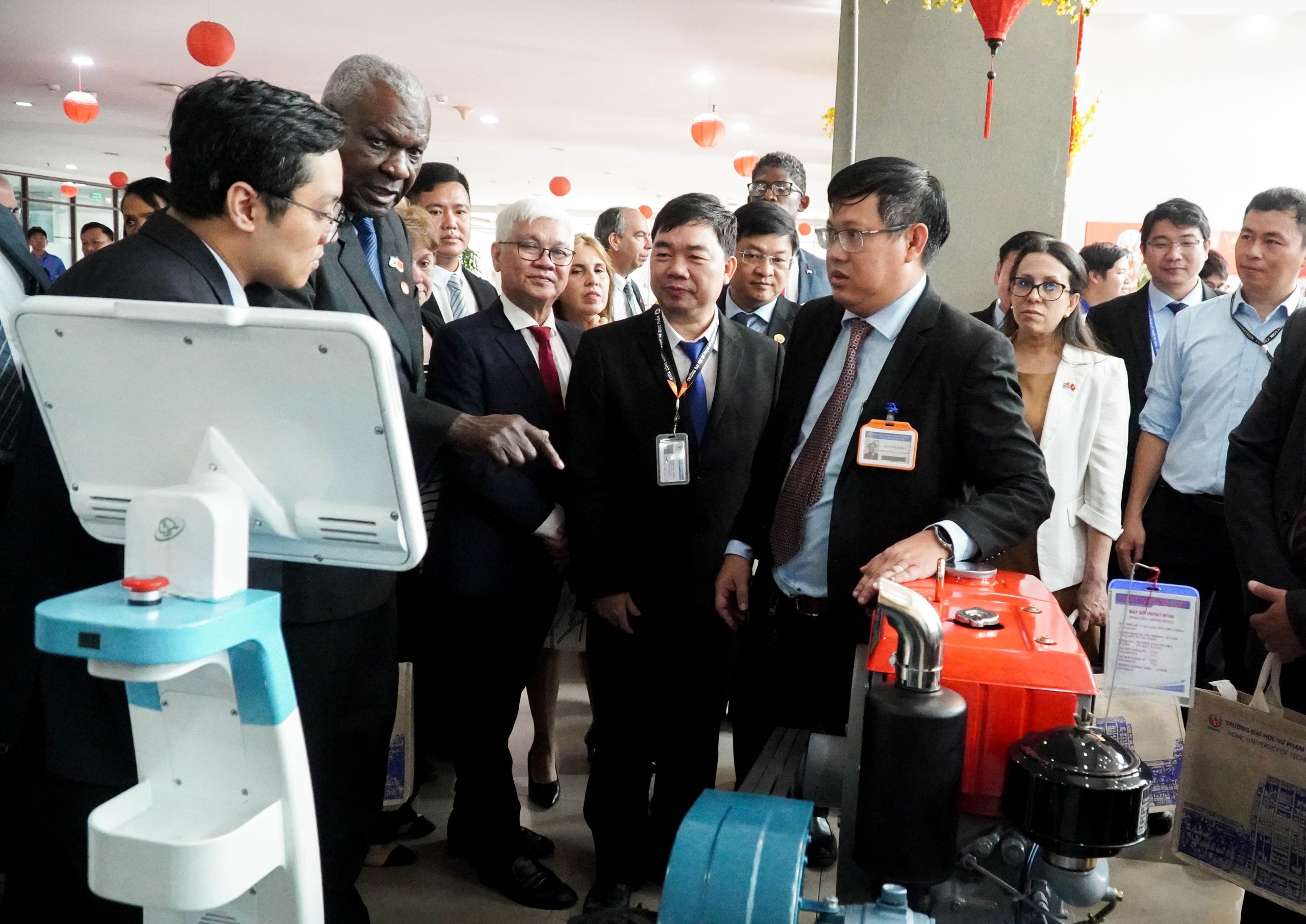 Chủ tịch Quốc hội Cuba ấn tượng với máy bay không người lái do sinh viên Việt Nam nghiên cứu- Ảnh 6.