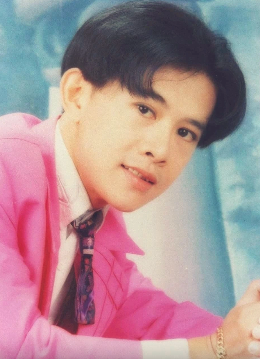 'Hoàng tử tình ca' Lê Tuấn ra sao sau 20 năm âm thầm biến mất khỏi showbiz?- Ảnh 1. 'Hoàng tử tình ca' Lê Tuấn ra sao sau 20 năm âm thầm biến mất khỏi showbiz?- Ảnh 1.