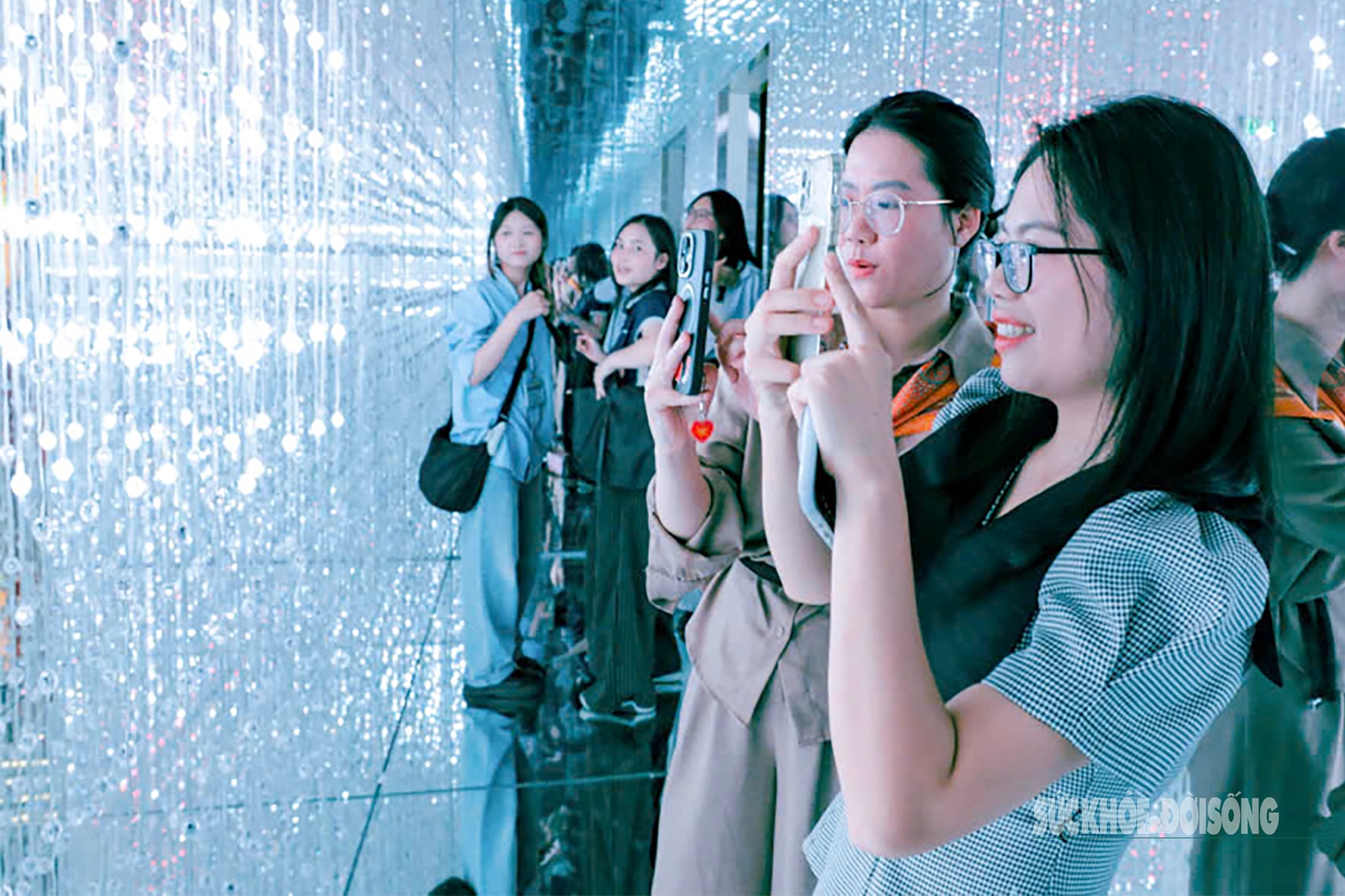 Giới trẻ thích thú được chạm tay vào 'vũ trụ thu nhỏ'- Ảnh 10.