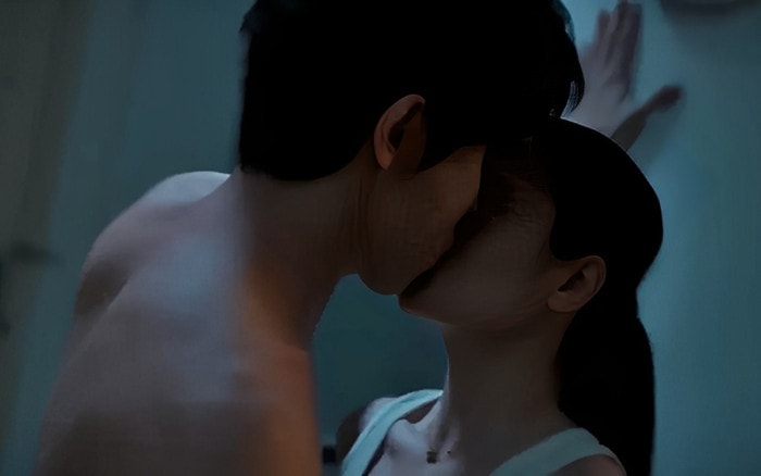 Cảnh 'nóng' của 'tổng tài' Denis Đặng và Việt Hoa gây tranh cãi trong 'Gió ngang khoảng trời xanh'- Ảnh 1.