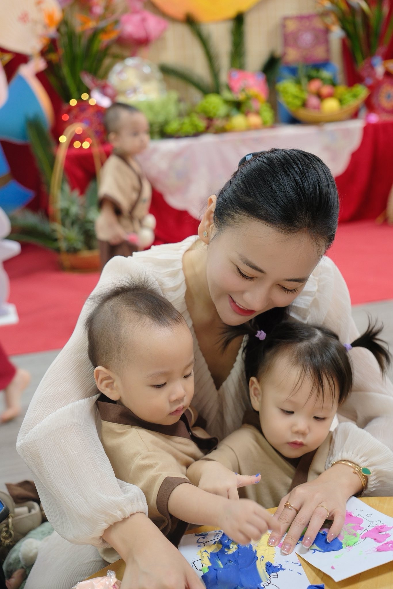 Cặp song sinh nhà Phương Oanh - Shark Bình đáng yêu đón trung thu ở trường- Ảnh 2.