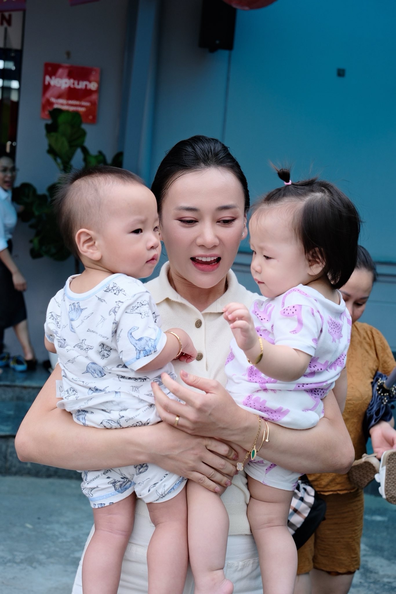 Cặp song sinh nhà Phương Oanh - Shark Bình đáng yêu đón trung thu ở trường- Ảnh 8.