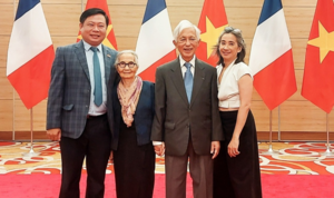 Vợ chồng giáo sư Trần Thanh Vân được thăng hạng huân chương Bắc đẩu Bội tinh