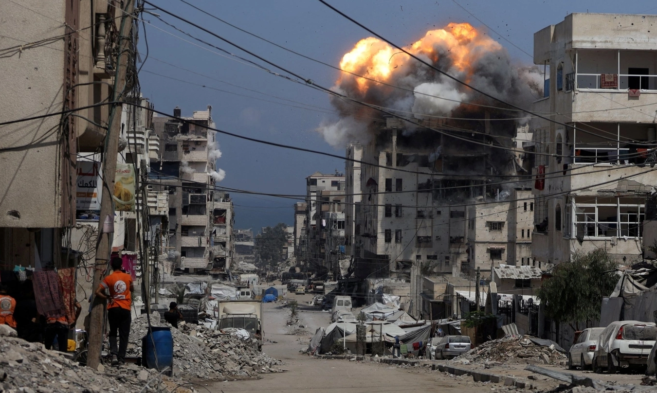 Một tòa nhà ở dải Gaza bị trúng đòn không kích của Israel vào hồi tháng 7. (Ảnh: Reuters)