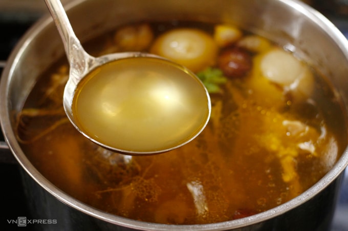 Nước dùng phở gà trong, màu hổ phách nhẹ. Ảnh: Bùi Thủy