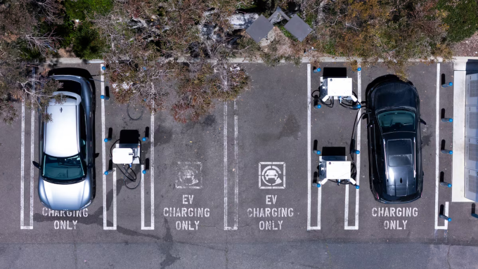 Một trạm sạc xe điện ở Carlsbad, California, Mỹ, ngày 14/5. Ảnh: Reuters