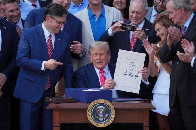 Tổng thống Donald Trump ký ban hành OBBBA tại Nhà Trắng ngày 4/7. Ảnh: AP