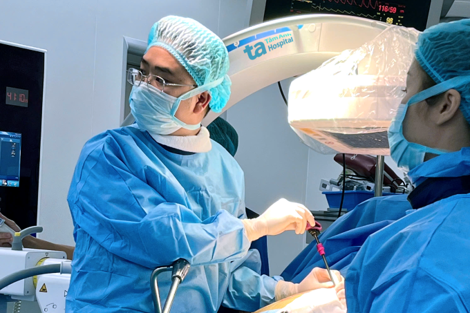 Bác sĩ Ba bơm xi măng sinh học với máy C-arm. Ảnh: Bệnh viện Đa khoa Tâm Anh