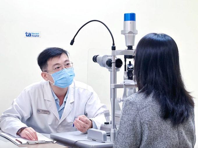 Bác sĩ đang tư vấn khám mắt cho một phụ nữ. Ảnh: Bệnh viện Đa khoa Tâm Anh