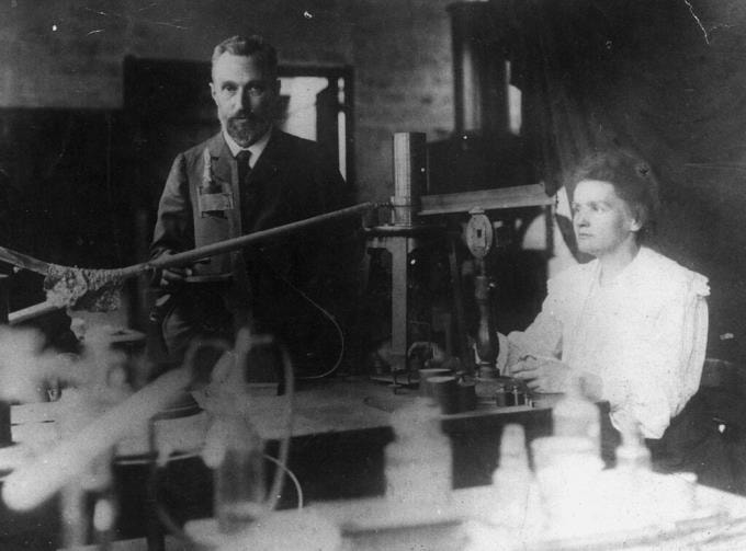 Pierre và Marie Curie bên trong nhà kho tại trường Kỹ thuật Vật lý và Hóa học Công nghiệp ở Paris, Pháp, năm 1898, nơi họ đã thực hiện khám phá của mình. Ảnh: Association Curie Joliot-Curie