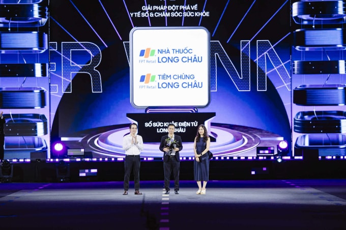 Đại diện Long Châu nhận cúp từ ban tổ chức Better Choice Awards 2025. Ảnh: LC