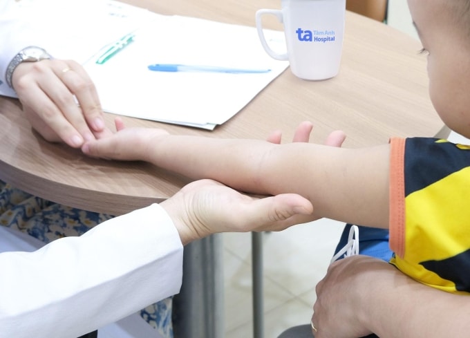 Bác sĩ khám da cho một bệnh nhi. Ảnh minh họa: Phòng khám Đa khoa Tâm Anh Quận 7