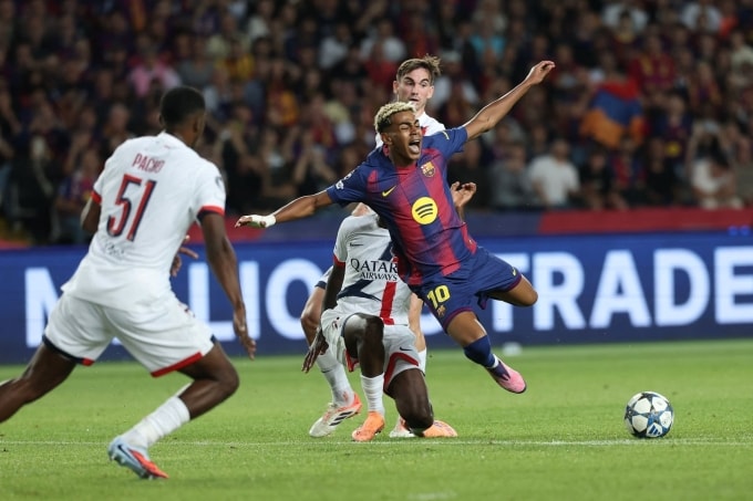 Lamine Yamal (trái) bị Nuno Mendes vào bóng trong trận Barca thua PSG 1-2 ở lượt hai Champions League mùa 2025-2026. Ảnh: AS