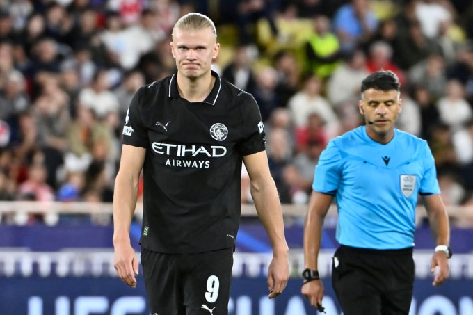 Tiền đạo Erling Haaland tức giận sau trận Man City hòa Monaco 2-2 trên sân Louis II, Monaco ở lượt hai vòng bảng Champions League ngày 2/10.
