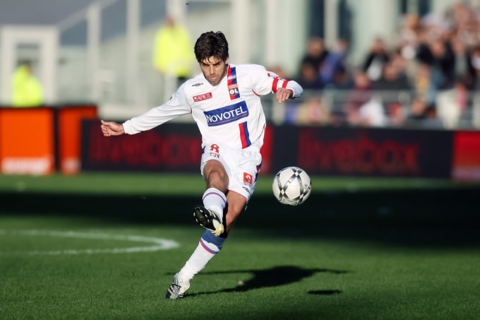 Juninhor, sinh năm 1975, được xem là cầu thủ sút phạt hàng rào tốt nhất lịch sử với 77 bàn. Ảnh: AFP