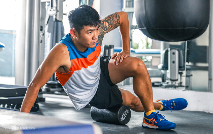 Lâm Quang Nhật trong một bài giãn cơ sau buổi tập nặng tại Phuket. Ảnh: Quang Nguyễn