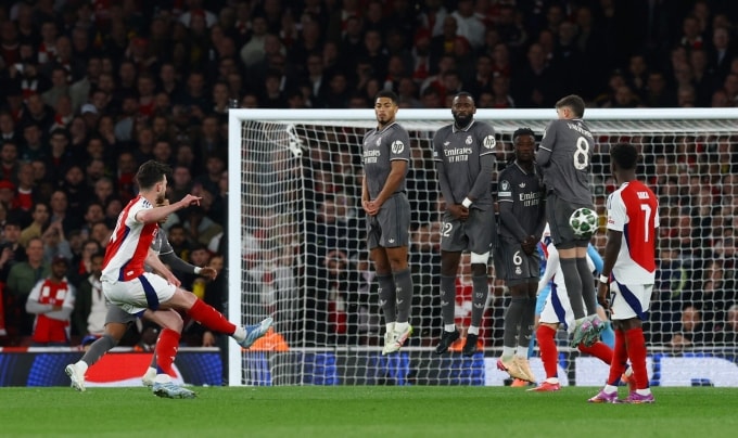 Declan Rice sút phạt hàng rào thành bàn trong trận Arsenal thắng Real ở lượt đi tứ kết Champions League, trên sân Emirates, London, Anh ngày 8/4/2025. Ảnh: Reuters