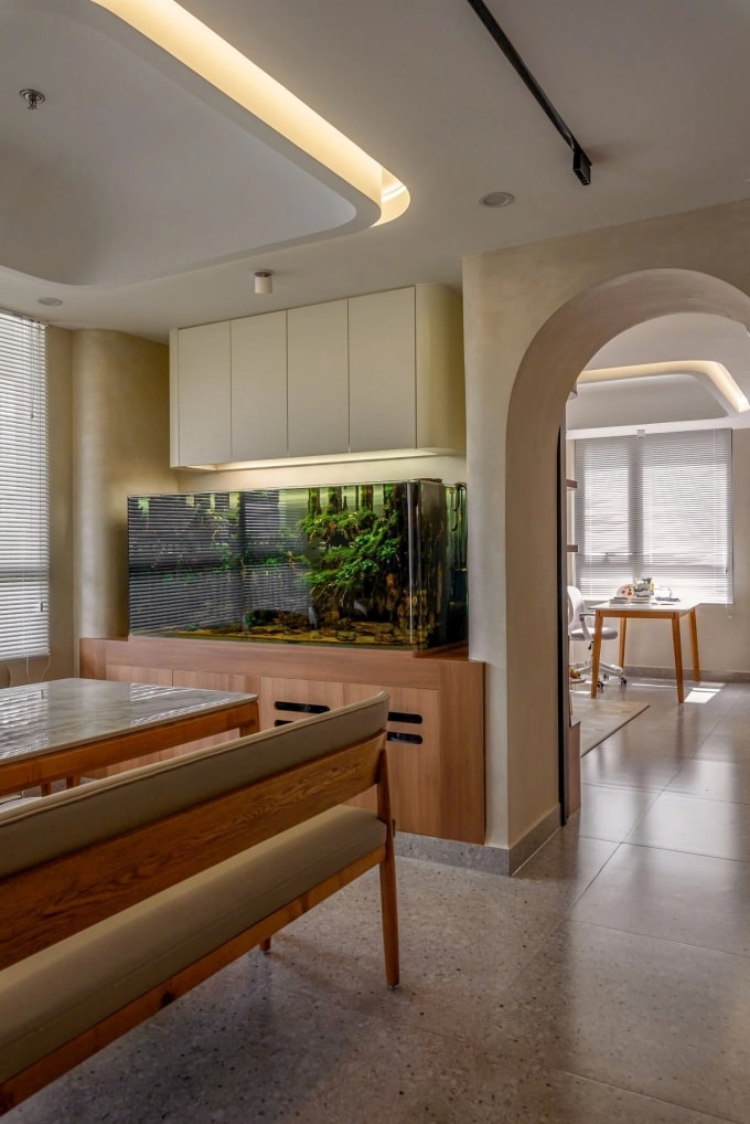 Căn hộ thông tầng rộng 180 m2 nằm trong một tòa chung cư ở TP HCM, gồm các không gian chính như bếp - ăn, khu ngồi thư giãn, phòng trưng bày, khu giải trí và hai phòng ngủ. Không cần không phòng khách nhưng căn hộ vẫn đủ các phòng chức năng cho mọi thành viên trong gia đình. Ảnh: Lonton Studio