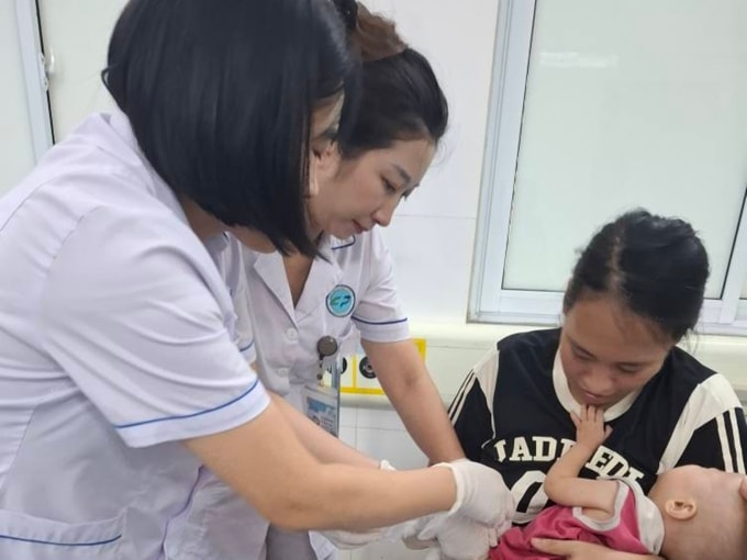 Bệnh nhi được các bác sỹ bệnh viện chăm sóc. Ảnh Xuân Hoa