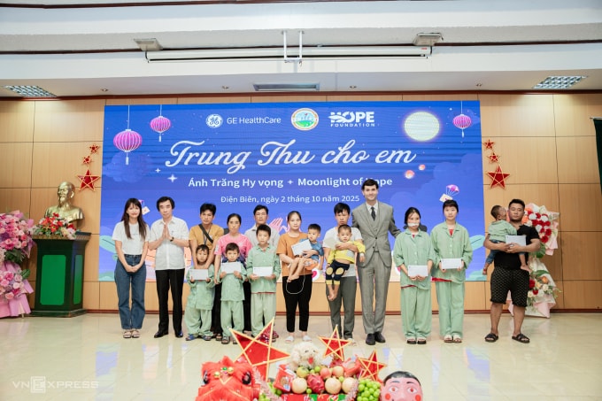 Các em bệnh nhi khó khăn nhận hỗ trợ từ đơn vị tài trợ. Ảnh: Việt Anh