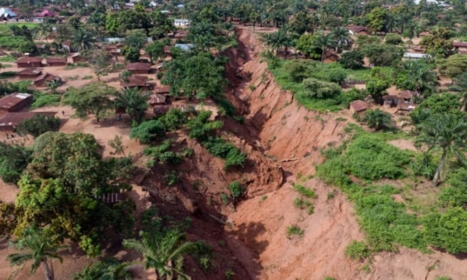 Một khe nứt sâu giữa đô thị ở Kamonia, Cộng hòa Dân chủ Congo. Ảnh: Ruben Nyanguila/Anadolu