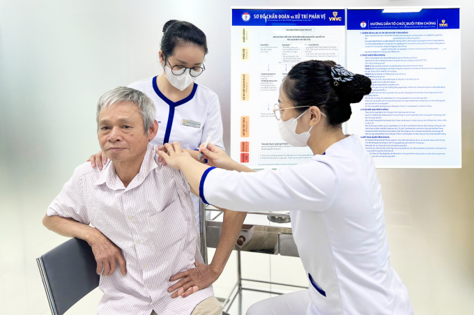 Ông Phạm Văn Tiêu tiêm vaccineuốn ván và huyết thanh kháng độc tố uốn ván miễn phí tại Trung tâm tiêm chủng VNVC Yên Bái. Ảnh: Huyền Trang