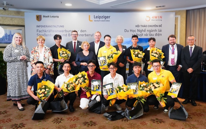 10 lao động ký hợp đồng đào tạo nghề với Công ty Vận tải giao thông Leipzig, chiều 3/10. Ảnh: Lê Tuyết