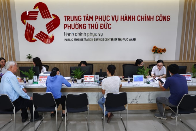 Cán bộ giải quyết thủ tục hành chính cho người dân tại Trung tâm hành chính công phường Thủ Đức, TP HCM, tháng 7/2025. Ảnh: Quỳnh Trần