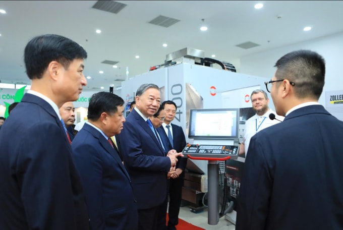 Tổng Bí thư Tô Lâm tại khu trưng bày sản phẩm trong khuôn khổ triễn lãm đổi mới sáng tạo. Ảnh: Nguyễn Trang