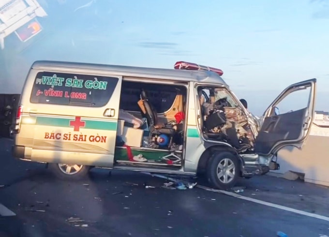 Phần đầu xe cứu thương dúm dó, biến dạng sau va chạm. Ảnh: Người dân cung cấp