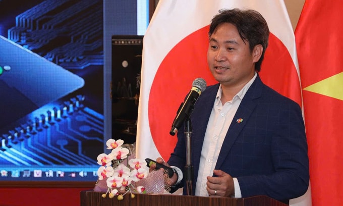 Ông Nguyễn Vinh Quang của Tập đoàn FPT trình bày về chip Bonsai AI.