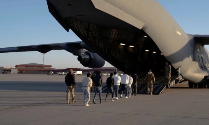 Người nhập cư bất hợp pháp lên chuyến bay trục xuất ở Fort Bliss, Texas, ngày 23/1. Ảnh: Reuters