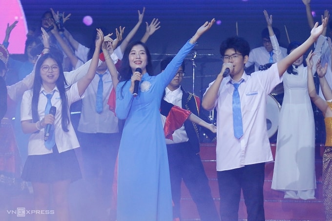 Cô trò trường chuyên Khoa học Tự nhiên biểu diễn văn nghệ tại lễ kỷ niệm 60 năm, sáng 4/10. Ảnh: Thanh Hằng