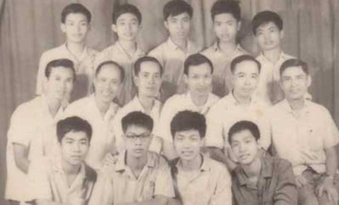 Thầy và trò khối Chuyên Toán, trường Đại học Tổng hợp, năm 1974. Ảnh: Nhà trường cung cấp