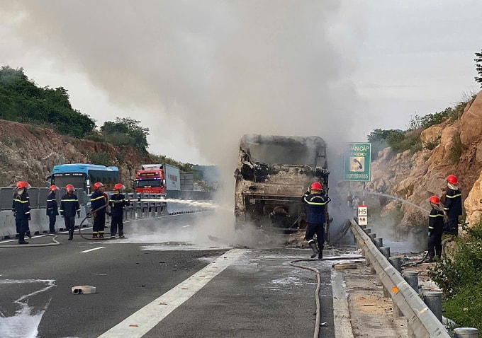 Xe khách cháy trơ khung trên cao tốc Nha Trang - Cam Lâm sáng nay. Ảnh: Hoàng Sao