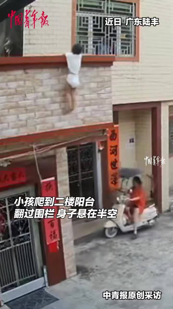 Tay không đỡ bé trai rơi từ tầng hai