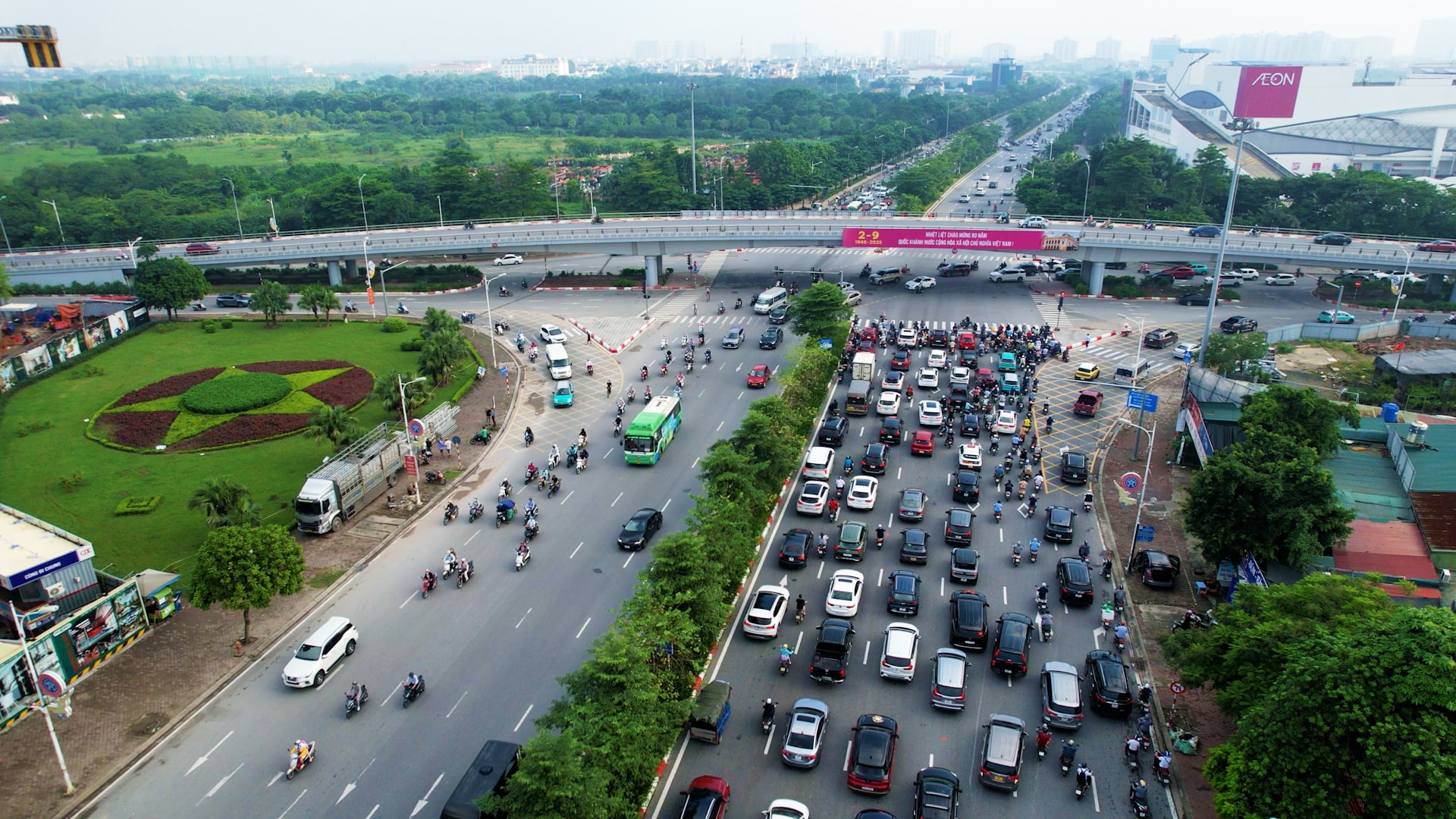 Hiện trạng nút giao Cổ Linh thường xuyên ùn tắc