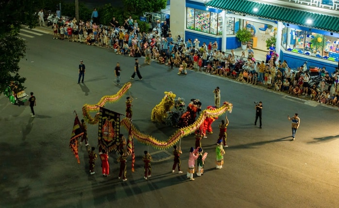 Ngắm lân - sư - rồng "đại náo" đường phố Huế trong dịp Trung thu  - Ảnh 13.