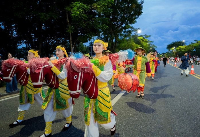 Ngắm lân - sư - rồng "đại náo" đường phố Huế trong dịp Trung thu  - Ảnh 8.