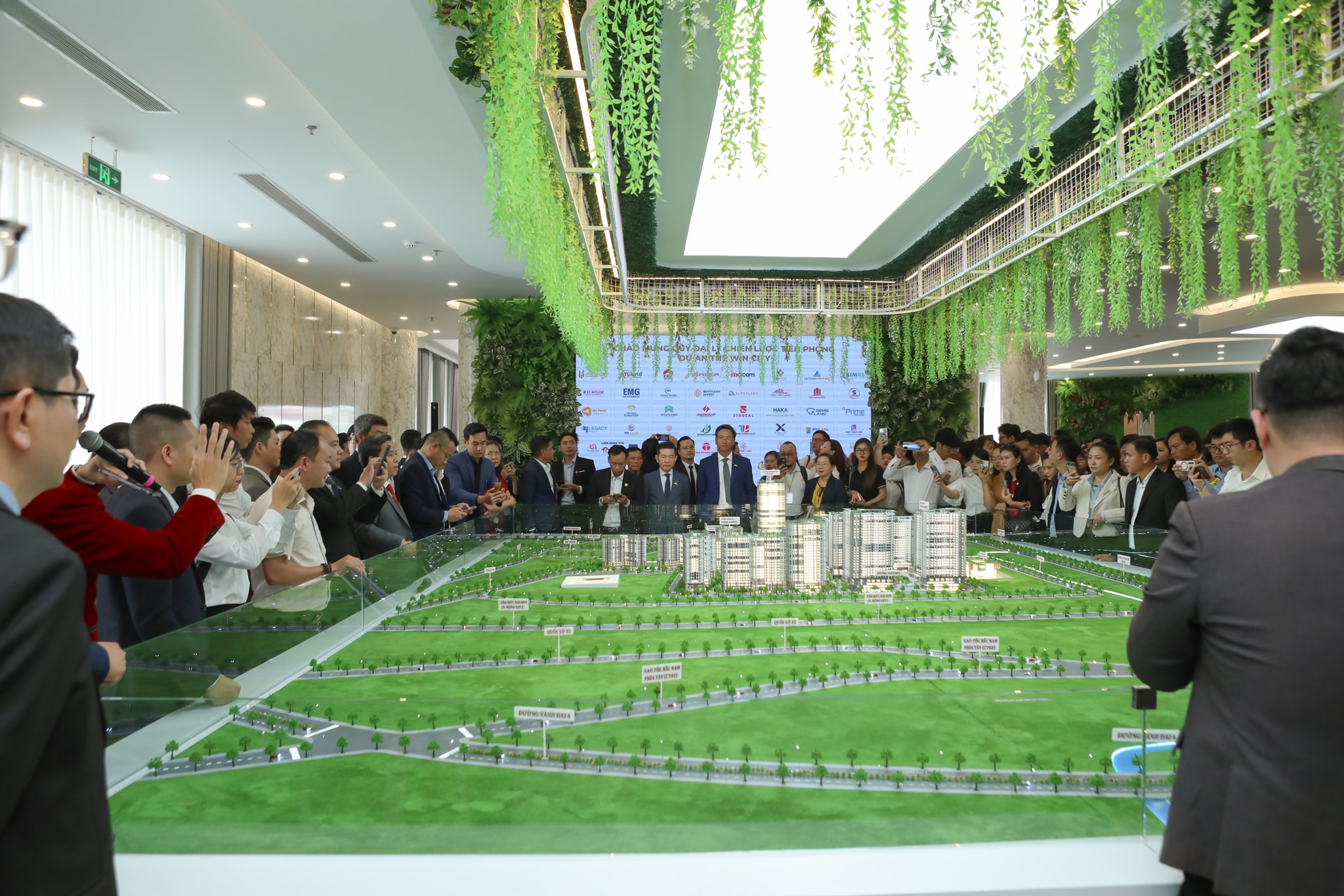 Thắng Lợi Goup Gallery được tích hợp hệ sinh thái: Trải nghiệm bất động sản - kết nối khách hàng – tư vấn bán hàng – đào tạo. Tại sự kiện, khách hàng, đại lý tham quan trải nghiệm không gian tư vấn sa bàn dự án The Win City.