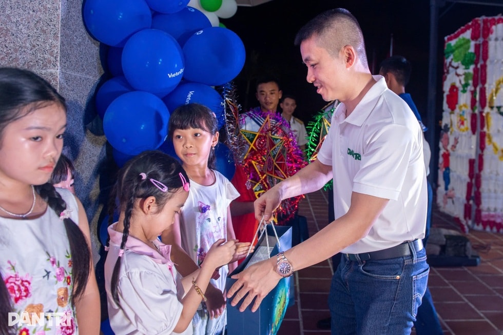 Cuộc gọi vượt trùng khơi, xúc động đêm Trung thu Vầng trăng của biển - 3 Cuộc gọi vượt trùng khơi, xúc động đêm Trung thu Vầng trăng của biển - 3