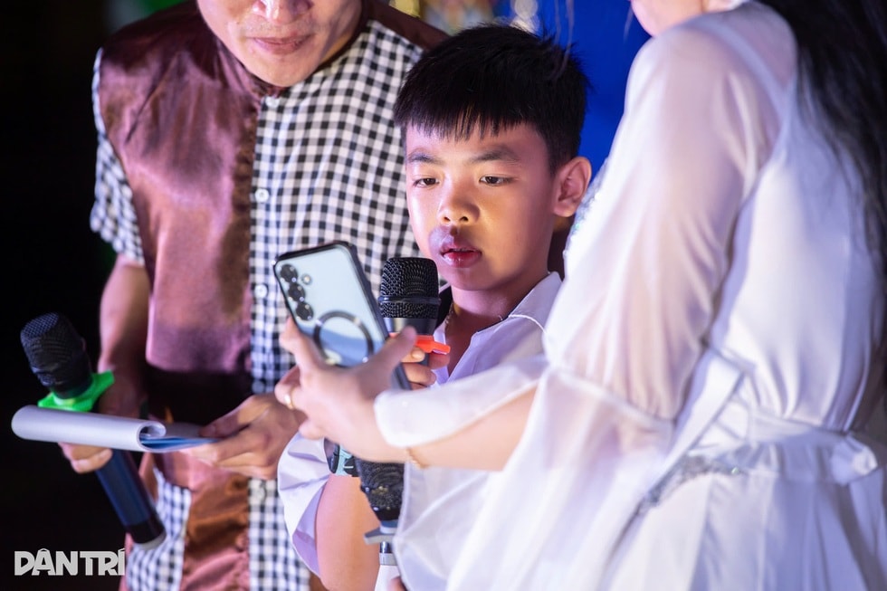 Cuộc gọi vượt trùng khơi, xúc động đêm Trung thu Vầng trăng của biển - 4 Cuộc gọi vượt trùng khơi, xúc động đêm Trung thu Vầng trăng của biển - 4