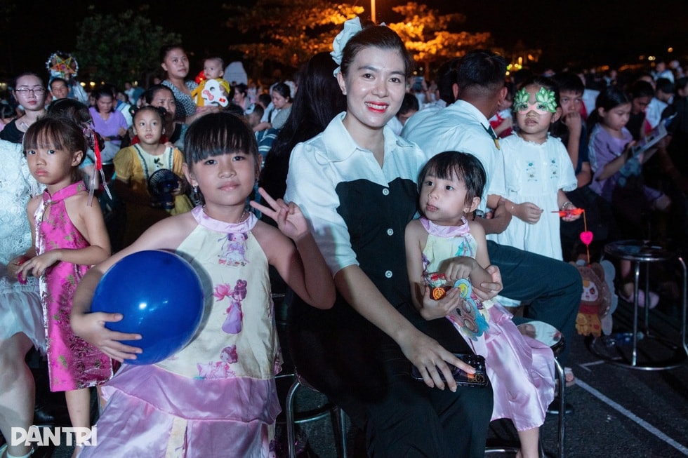 Cuộc gọi vượt trùng khơi, xúc động đêm Trung thu Vầng trăng của biển - 5 Cuộc gọi vượt trùng khơi, xúc động đêm Trung thu Vầng trăng của biển - 5