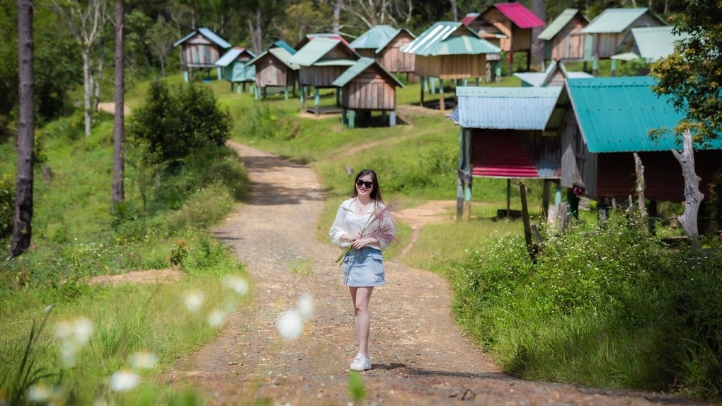 Làng nhỏ ở Măng Đen bỗng gây sốt, giới trẻ đổ xô check-in cùng kho lúa - 1