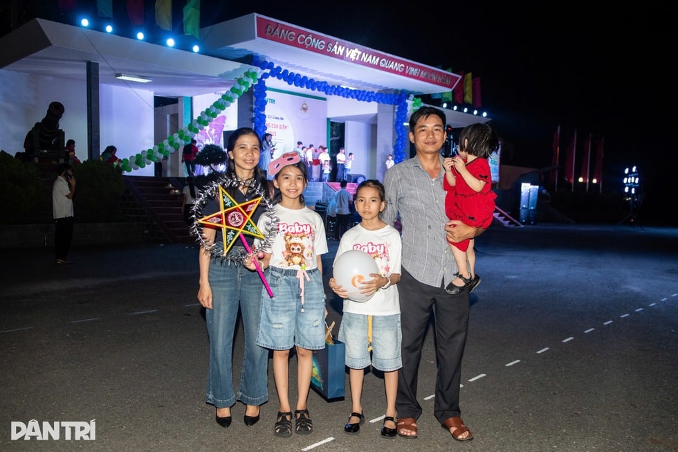 Cuộc gọi vượt trùng khơi, xúc động đêm Trung thu Vầng trăng của biển - 6 Cuộc gọi vượt trùng khơi, xúc động đêm Trung thu Vầng trăng của biển - 6