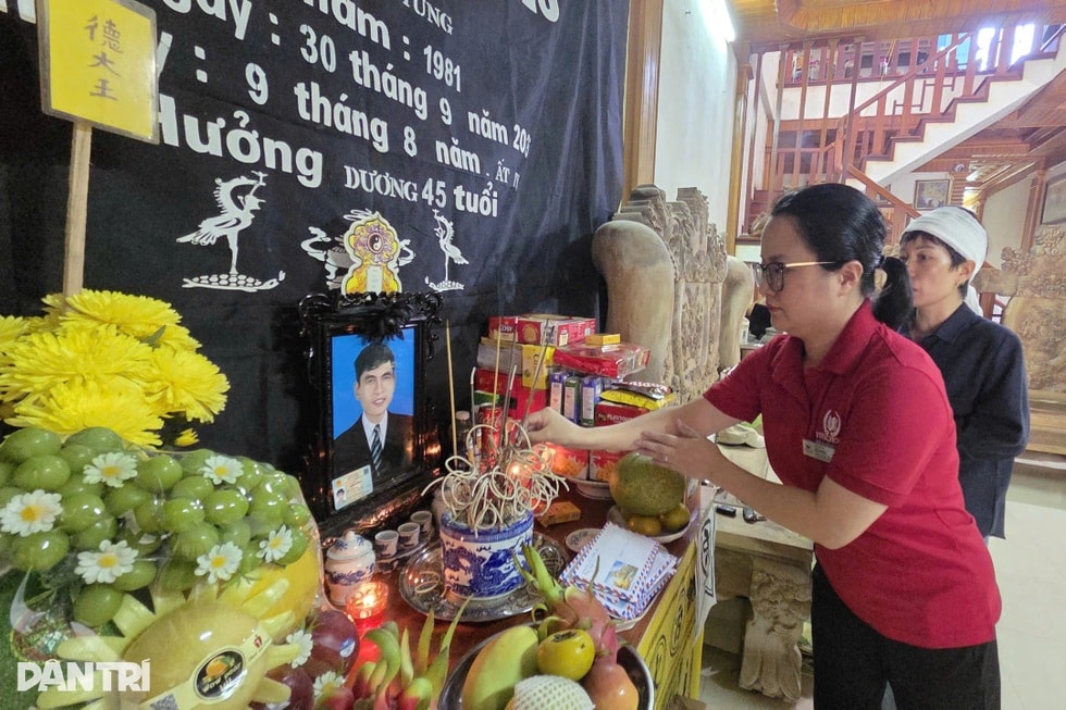 Người vợ có chồng tử nạn trong tâm lũ: “Cả nhà đợi cơm, anh chẳng kịp về” - 1