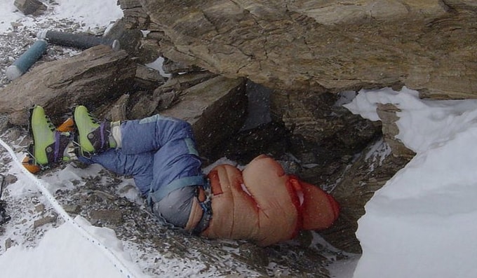 Thi thể Giày xanh dưới một hốc đá. Ảnh: My Everest Trip