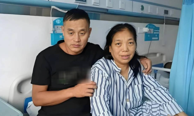 Ông Chen Yichao, 63 tuổi ở Lân Thủy, Tứ Xuyên và người vợ vừa phẫu thuật điều trị ung thư vú. Ảnh: QQ
