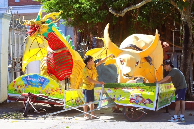 Mô hình rồng và trâu vàng được người dân ở thôn Thái Hòa 2, xã Nam Đông Hưng lắp hệ thống đèn led trang trí, chiều 3/10. Ảnh: Nga Thanh